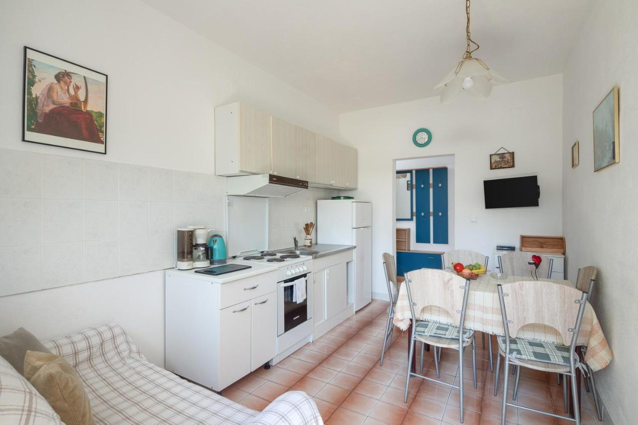 Apartament Near Babic *